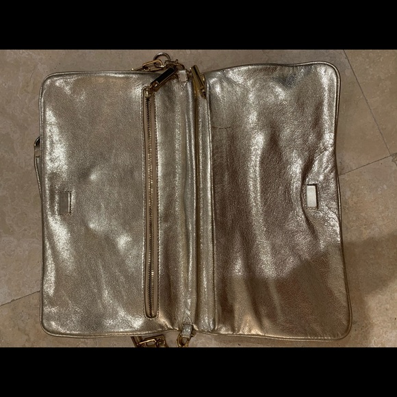 Authentic Tory Burch Reva clutch in gold - Picture 3 of 6